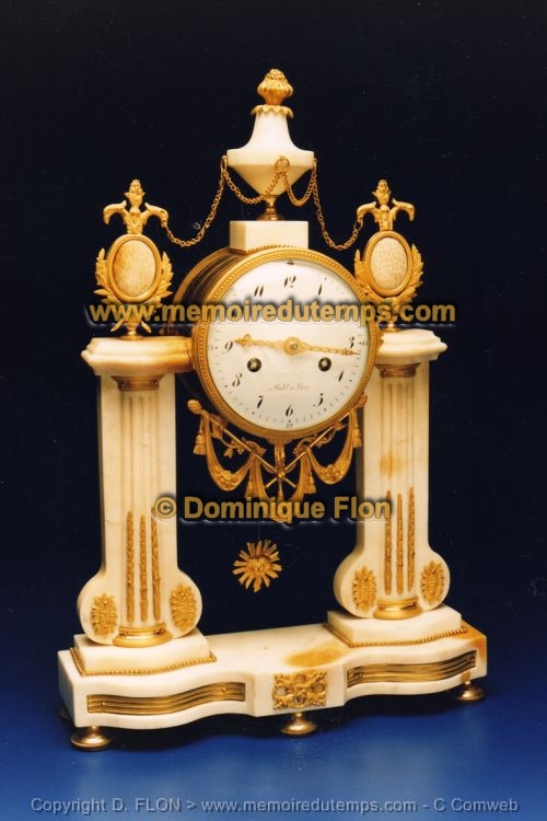 017_pendule_portique_marbre_blanc_02 Pendule portique Louis XVI en marbre blanc et bronzes dores