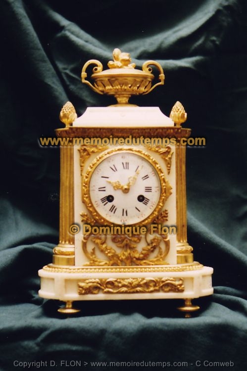 051_pendule_style-Louis-XVI_01 Pendule de style Louis XVI en marbre et bronze dore_